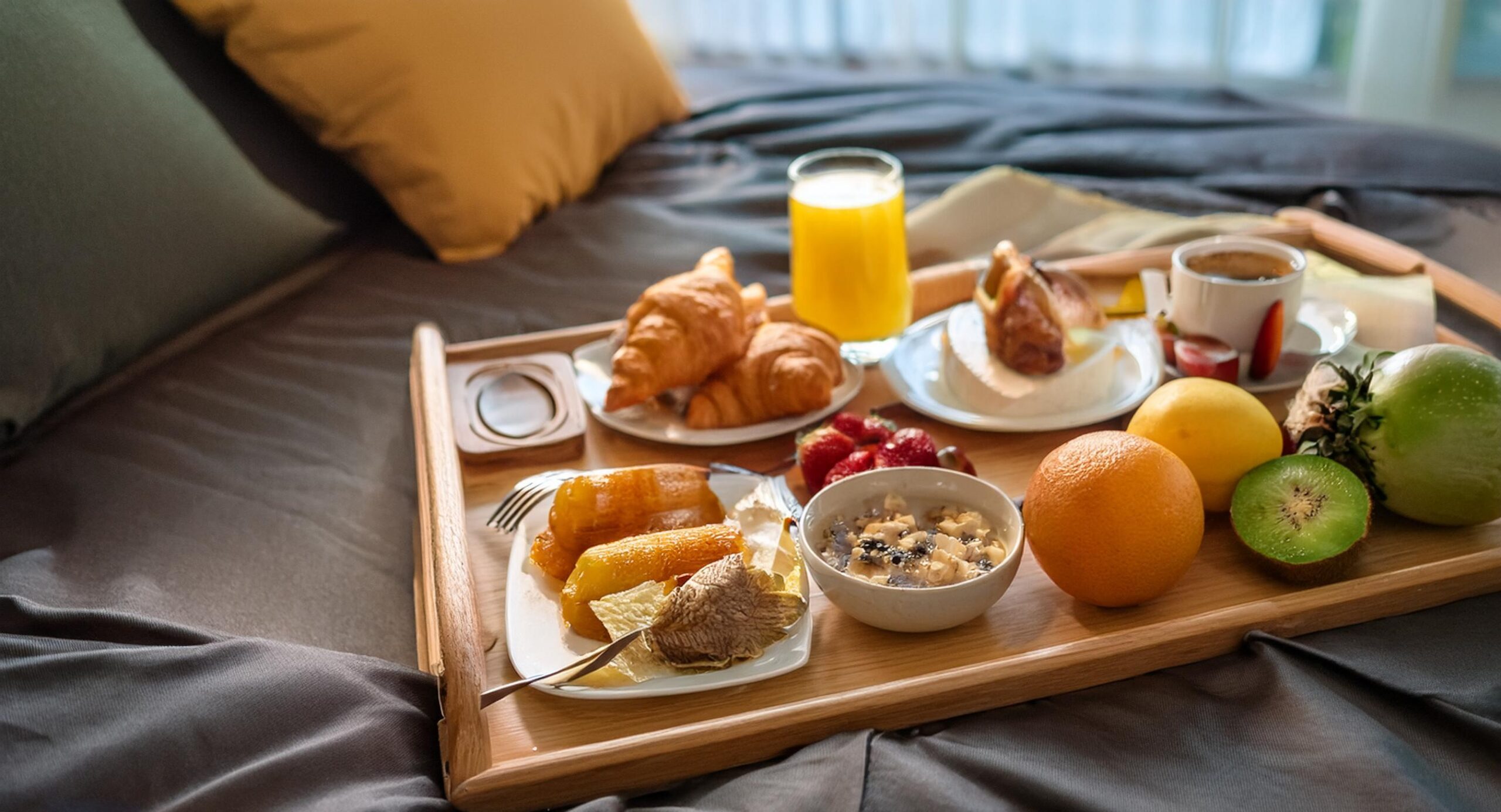 How to Eat Healthy While Staying in a Hotel