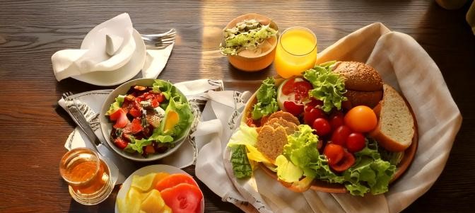 How to Eat Healthy in a Hotel